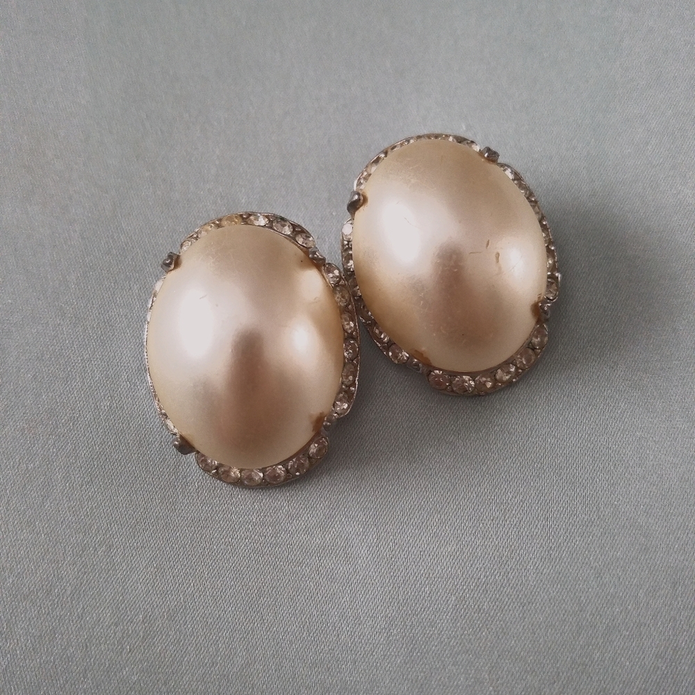 Vintage Richelieu Clip On Earrings - image 1